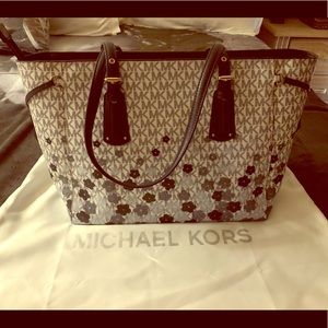 Michael Kors Medium Voyager Medium Logo Tote